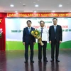 Lãnh đạo Vietcombank trao quyết định và tặng hoa cho ông Kiều Hữu Thiện, tân Giám đốc Trường Đào tạo Vietcombank. (Ảnh: CTV/Vietnam+)