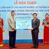 Chủ tịch HĐQT VietinBank trao tài trợ cho tỉnh Tuyên Quang. (Ảnh: CTV/Vietnam+)
