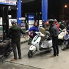 Nhân viên Petrolimex đang bán xăng cho khách hàng. (Ảnh: Đức Duy/Vietnam+)