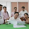Tổng Giám đốc Dương Quyết Thắng trao đổi về sử dụng vốn vay với tổ viên tại xã Hỏa Tiến. (Ảnh: CTV)
