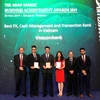 Đại diện Vietcombank, ông Phạm Mạnh Thắng, Phó Tổng Giám đốc (thứ 3 từ trái sang) và bà Phan Khánh Ngọc, Trưởng phòng Quan hệ Công chúng (thứ 3 từ phải sang) nhận giải thưởng do The Asian Banker trao tặng. (Nguồn: CTV)