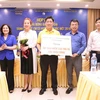 Lãnh đạo VIB trao tài trợ cho Quỹ Bảo trợ trẻ em Việt Nam. (Nguồn: CTV)
