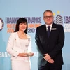 Lãnh đạo BIDV nhận giải thưởng từ ban tổ chức. (Ảnh: CTV/Vietnam+)