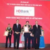 Ông Lê Thành Trung, Phó Tổng giá đốc HDBank nhận giải từ ban tổ chức. (Ảnh: CTV)