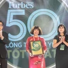 Lãnh đạo Techcombank nhận giải thưởng từ Forbes. (Ảnh: CTV)
