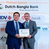 Lãnh đạo HDBank nhận giải từ ban tổ chức. (Ảnh: CTV)