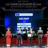 Tổng Giám đốc TPBank Nguyễn Hưng nhận giải từ ban tổ chức. (Ảnh: CTV)