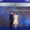 Lãnh đạo Vietcombank nhận giải thường từ Ban tổ chức. (Ảnh: CTV)