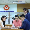 Giao dịch tại LienVietPostBank. (Ảnh: CTV)