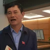 Đại biểu Nguyễn Ngọc Phương trả lời báo chí bên hành lang Quốc hội. (Ảnh: PV/Vietnam+)