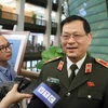 Thiếu tướng Nguyễn Hữu Cầu trả lời báo chí bên hành lang Quốc hội. (Ảnh: PV/Vietnam+)