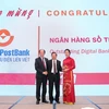 Chủ tịch Hội đồng quản trị LienVietPostBank nhận giải thưởng từ chương trình. (Ảnh: CTV/Vietnam+)