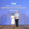 Đại diện Vietcombank (phải) nhận giải Ngân hàng dẫn đầu về doanh số chi tiêu thẻ. (Ảnh: CTV/Vietnam+)