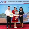 Khách hàng Định Thị Nhâm nhận giải đặc biệt từ chương trình. (Ảnh: C.N/Vietnam+)