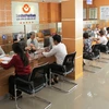 Giao dịch tại LienVietPostBank. (Ảnh: CTV/Vietnam+)