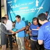 Bà Nguyễn Thị Hương, Phó Tổng giám đốc ABBANK trao quà cho người dân Bình Phước. (Ảnh: CTV/Vietnam+)
