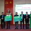Lãnh đạo Vietcombank trao quà cho đại diện huyện Hương Sơn. (Ảnh: CTV/Vietnam+)