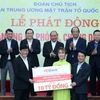 Bà Nguyễn Thị Phương Thảo, Phó Chủ tịch thường trực Hội đồng quản trị HDBank trao tặng 10 tỷ đồng cho đại diện của Ủy ban Trung ương Mặt trận Tổ quốc Việt Nam. (Ảnh: CTV)