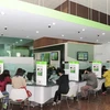 Giao dịch tại Vietcombank. (Ảnh: CTV/Vietnam+)