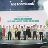 Ông Nghiêm Xuân Thành, Chủ tịch HĐQT Vietcombank (thứ 8 từ trái qua) và ông Bùi Trường Giang-Phó Trưởng Ban Tuyên giáo Trung ương (thứ 13 từ trái qua) trao giải cho đội đạt giải nhất. (Ảnh: CTV)