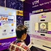 Khách hàng giao dịch tại TPBank bằng cách nhận diện khuôn mặt. (Ảnh: CTV/Vietnam+)