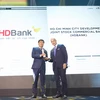 Lãnh đạo HDBank nhận giải từ ban tổ chức. (Ảnh: CTV/Vietnam+)