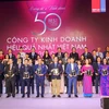 Bà Phan Thị Thanh Tâm, Phó Trưởng Văn phòng đại diện Vietcombank khu vực phía Nam ( thứ 2 từ phải sang hàng đầu tiên) nhận biểu trưng “Tốp 50 công ty kinh doanh hiệu quả nhất Việt Nam”