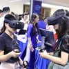 Khách hàng trải nghiệm công nghệ số của BIDV như công nghệ eKYC, đeo kính VR để xem các dự án nhà ở đang được giới thiệu tại BIDV Home. (Ảnh: CTV/Vietnam+)