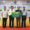 Lãnh đạo Vietcombank trao tiền ủng hộ cho Sở Y tế Bắc Giang để phục vụ cho công tác phòng, chống dịch COVID-19. (Ảnh: Vietnam+)