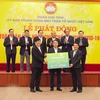 Chủ tịch HĐQT Vietcombank (giữa) trao biển tượng trưng số tiền ủng hộ công tác phòng, chống dịch COVId-19 cho đại diên Ủy ban Nhân dân Mặt trận Tổ quốc Việt Nam phát động. (Ảnh: Vietnam+)