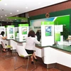 Giao dịch tại Vietcombank. (Ảnh: Vietnam+)