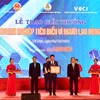 Ông Phạm Mạnh Thắng, Phó Tổng Giám đốc nhận giải. (Ảnh: Vietnam+)