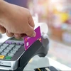 Khách hàng TPBank thoải mái dùng thẻ ATM nội địa khi giao dịch tại xứ sở kim chi. (Ảnh: Vietnam+)