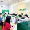 Giao dịch tại OCB. (Ảnh: Vietnam+)