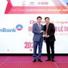 Lãnh đạo VietinBank nhận giải thưởng từ ban tổ chức. (Ảnh: Vietnam+)