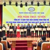 Ông Nguyễn Hưng-Tổng Giám đốc TPBank (thứ tư từ phải sang) nhận bằng khen của Thống đốc Ngân hàng Nhà nước. (Ảnh: Vietnam+) 