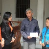 Đại diện đoàn từ thiện SHB trực tiếp thăm hỏi, chia sẻ và trao tặng ủng hộ gia đình đã mất 3 người con trong cơn bão, lũ tại huyện Thanh Chương, tỉnh Nghệ An. (Ảnh: CTV/Vietnam+)