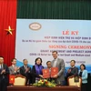 Thống đốc NHNN Nguyễn Thị Hồng và Giám đốc Quốc gia ADB Andrew Jeffries ký kết Hiệp định viện trợ. (Ảnh: CTV/Vietnam+)