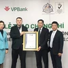 Đại diện VPBank nhận chứng chỉ ISO/IEC 27001:2013 về an toàn thông tin. (Ảnh: Vietnam+)