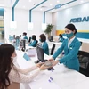 Giao dịch tại ABBANK. (Ảnh: CTV/Vietnam+)