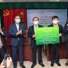 Đại diện Vietcombank trao biển tượng trưng số tiền 10 tỷ đồng quà Tết cho 20.000 nạn nhân chất đôc da cam/dioxin thành phố Hà Nội. (Ảnh: Vietnam+)