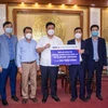 Lãnh đạo BIDV trao tặng ủng hộ phòng chống COVID-19 tại thành phố Chí Linh, Hải Dương. (Ảnh: Vietnam+)