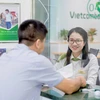 Giao dịch tại Vietcombank. (Ảnh: Vietnam+)