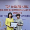 Bà Nguyễn Ánh Vân, Phó Tổng Giám đốc LienVietPostBank nhận giải thưởng từ Refinitiv. (Ảnh: Vietnam+)