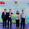 Ông Nghiêm Xuân Thành - Chủ tịch HĐQT (thứ 2 từ trái sang) trao 30 tỷ đồng cho đại diện Ủy ban Mặt trận Tổ quốc tỉnh Thanh Hóa. (Ảnh: CTV: Vietnam+)
