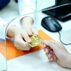 Chi tiêu thẻ tín dụng của LienVietPostBank được nhận ngay tiền mặt. (Ảnh: Vietnam+)