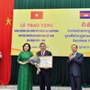 Ông Nguyễn Văn Giàu - Chủ nhiệm Ủy ban Đối ngoại của Quốc hội, nguyên Thống đốc NHNN đón nhận Huân chương Hoàng gia Campuchia. (Ảnh: CTV/Vietnam+)