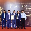 Ông Đàm Hồng Tiến - Giám đốc Khối Bán lẻ VietinBank nhận Giải thưởng Sao Khuê năm 2021. (Ảnh: Vietnam+)