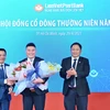 Ông Nguyễn Đức Thụy (giữa) được bầu giữ chức Phó Chủ tịch HĐQT LienVietPostBank. (Ảnh: Vietnam+)
