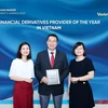Lãnh đạo VietinBank nhận giải thưởng của The Asian Banker. (Ảnh: Vietnam+)
